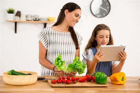 妈妈和拿着平板的女儿 妈妈和拿着平板的女儿