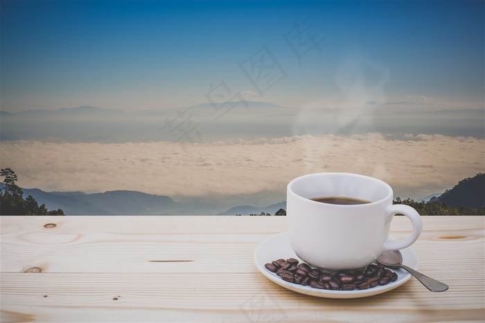 雪山下的咖啡杯