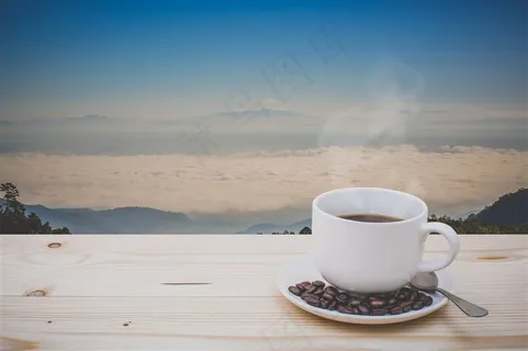 雪山下的咖啡杯