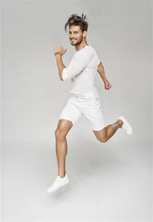 穿白色衣服的时尚帅哥高清图 穿白色衣服的时尚帅哥高清图