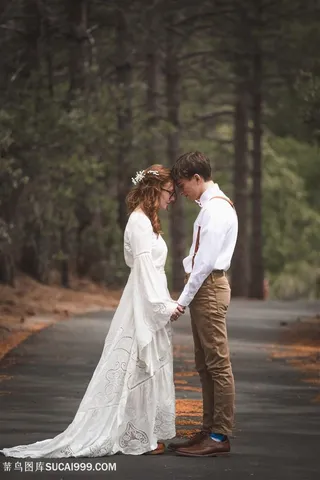 手拉手额头碰额头情侣图片