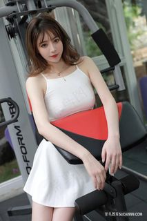 穿着白色运动短裙的*宅男女神优优美女健身图片