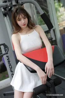 穿着白色运动短裙的*宅男女神优优美女健身图片 穿着白色运动短裙的*宅男女神优优美女健身图片