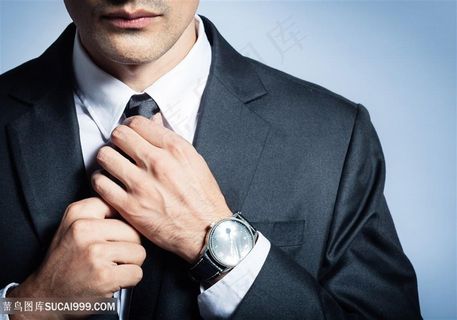 整理领带穿西服的商务男人图片