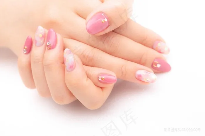 粉色美甲的手