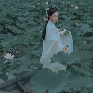 荷花池小船上的古装美女图片