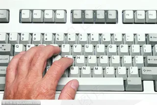 键盘上的一只手