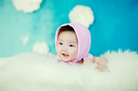 趴在毛茸茸被子上的可爱小女孩