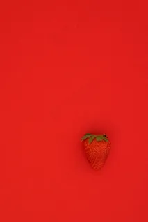 新鲜草莓红色背景图片