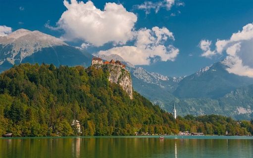 蓝天白云下斯洛文尼亚布莱德湖风景