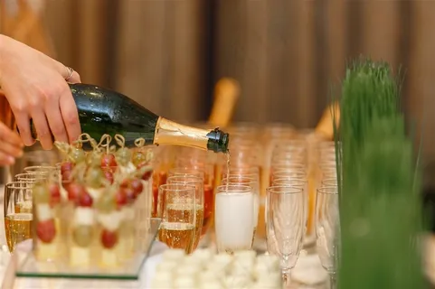 正在倒的香槟酒 正在倒的香槟酒