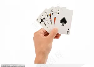 手的表情-拿扑克牌的男人手