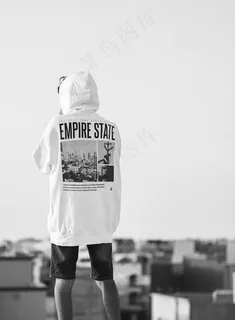 男生黑白背影图片