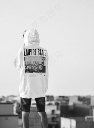 男生黑白背影图片