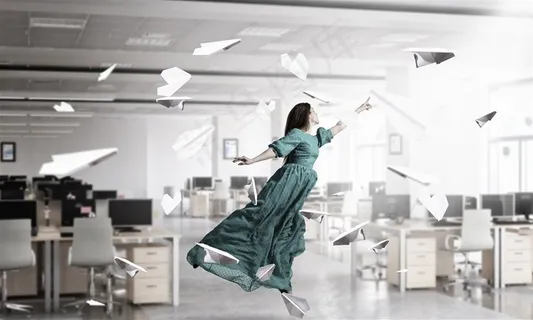 飞翔在办公室的纸飞机创意高清图片