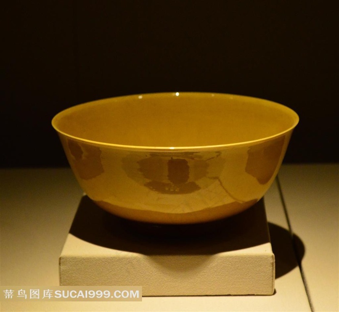 漂亮的黄釉碗