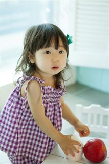 穿着紫色格子服装的可爱小女孩