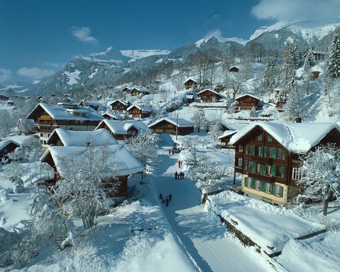 山脚下大雪覆盖的村庄