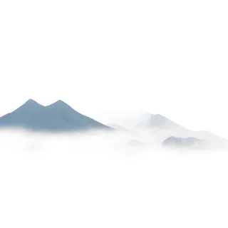 远处的山峰云雾缭绕