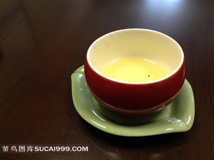 朱红色的陶瓷茶杯素材