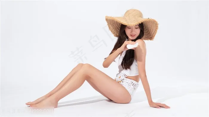 比基尼美女涂防晒霜