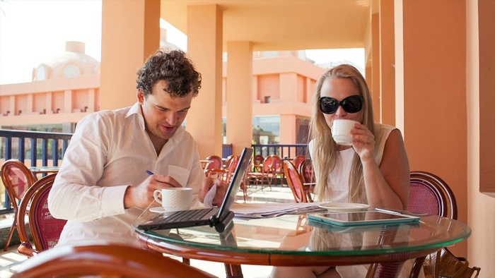 边喝咖啡边讨论商业计划