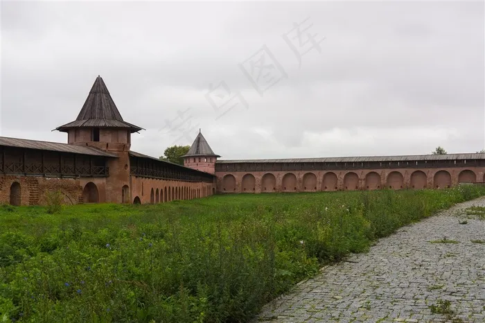 俄罗斯苏兹达尔的尤希米乌救世主修道院红色围墙钟楼草地庭院