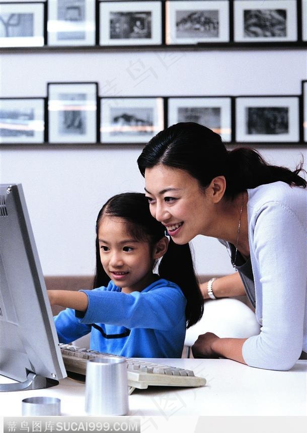 电脑旁的母女