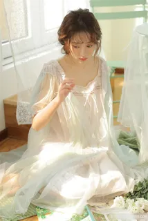 清纯可爱白裙子美女摄影写真图片