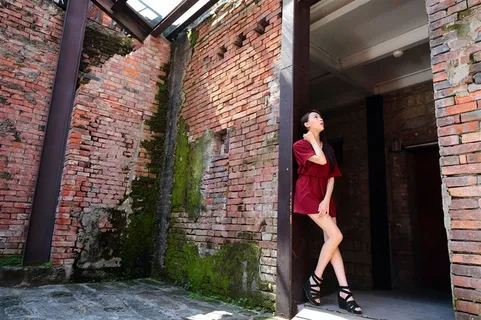 邻家女孩身材修长李妞妞写真素材大图