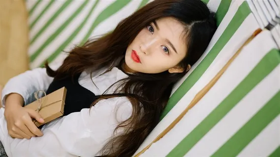 黄色调美女图书馆高清图片