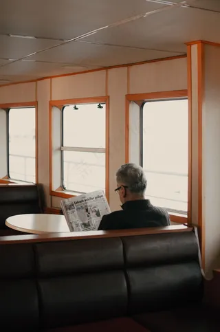 老人看报纸背影图片