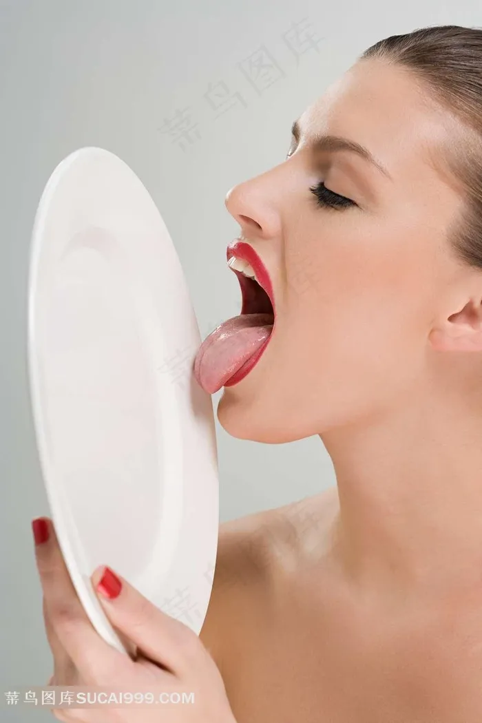 舔碟子的清纯美女