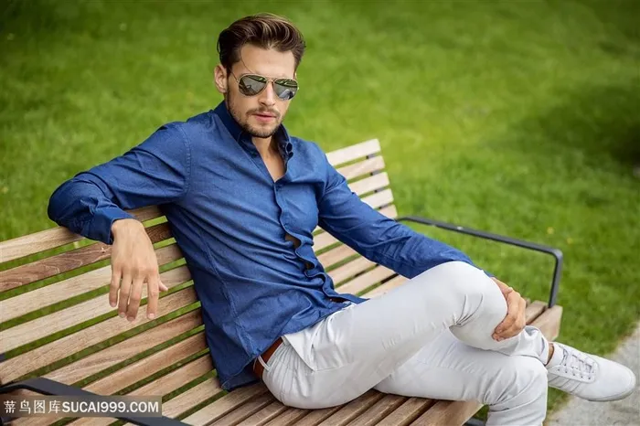 坐在椅子上外国帅哥高清图片