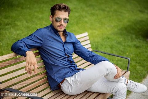 坐在椅子上外国帅哥高清图片