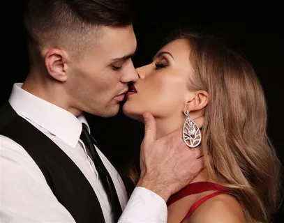 一对亲吻的情侣