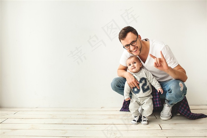 开心的国外父子
