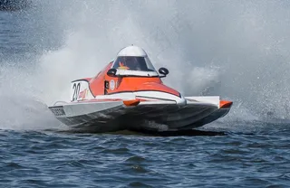 海上行驶快艇图片