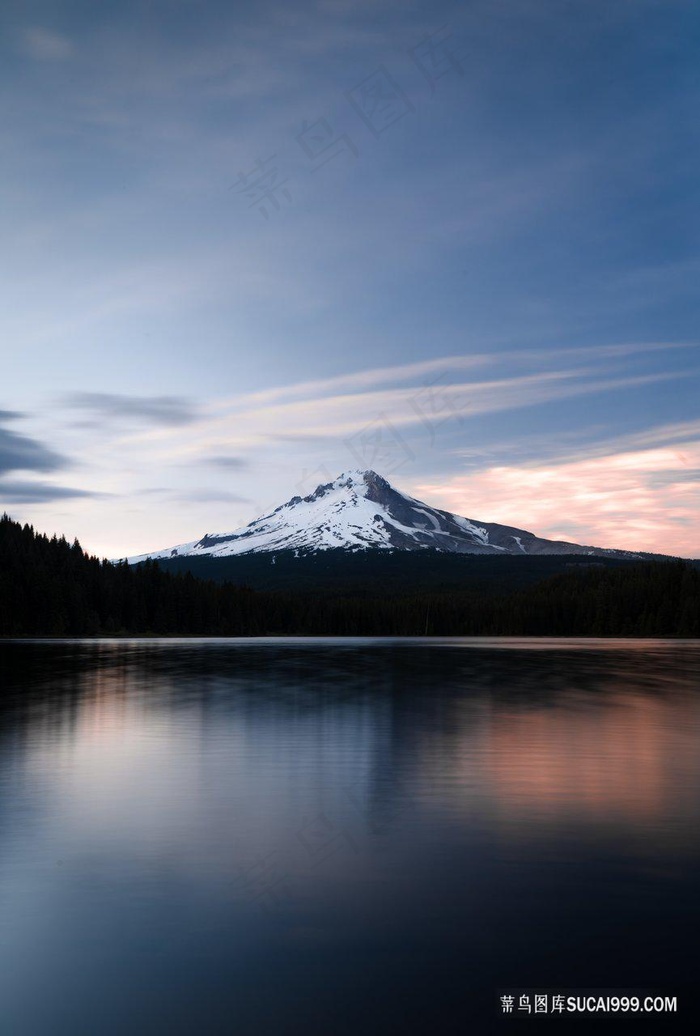 山水湖面山峰风景