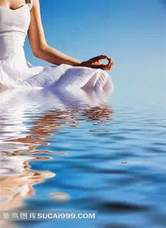 在水面上打坐的女性