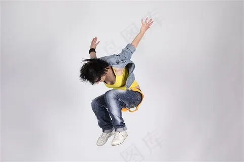 跳起来的男孩 跳起来的男孩