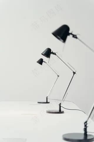 桌上的台灯图片