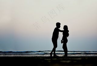 海滩情侣剪影图片