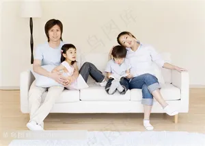 幸福家庭 一家人开心的坐着沙发上玩耍高清特写