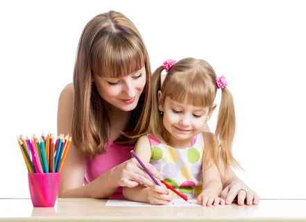 亲子互动在室内母亲陪伴女儿用彩铅画画绘画活动