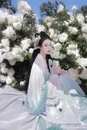 坐在花丛中的清纯古装美女摄影图片