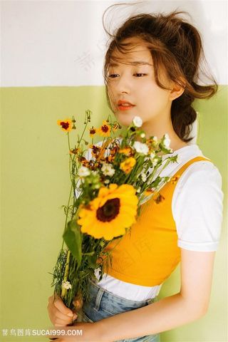 拿着向日葵的清纯美女图片
