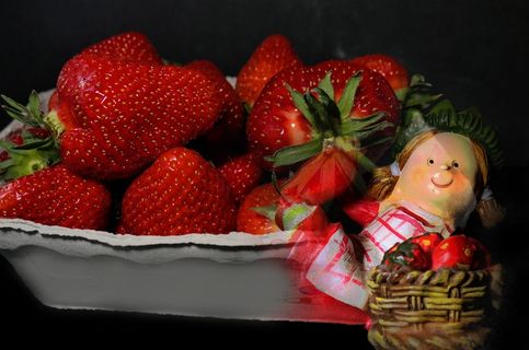 鲜红诱人草莓水果图片