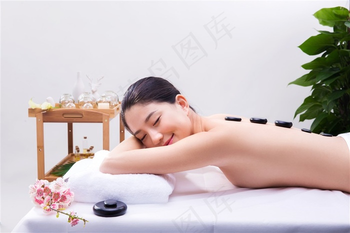 在做火山石的美女精美图