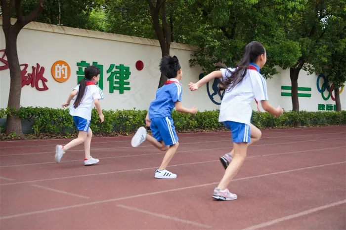 操场跑步的小学生大图